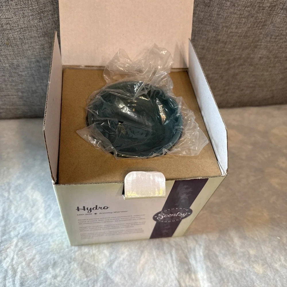 NEW‎ Scentsy HYDRO Mid-Size Wax Warmer Aqua Teal Diamond Embossed MSW-HYDR